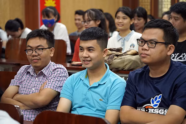 Sinh viên Trương Tấn Sang (áo xanh, ở giữa) cùng các bạn học trong buổi Trường Đại học Khoa học Tự nhiên gặp mặt sinh viên tốt nghiệp năm 2020 vào ngày 28/7/2020.