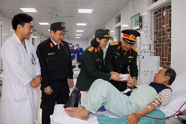 Phát cháo miễn phí cho bệnh nhân nghèo đang điều trị tại Bệnh viện. Phát cháo miễn phí cho bệnh nhân nghèo đang điều trị tại Bệnh viện.
