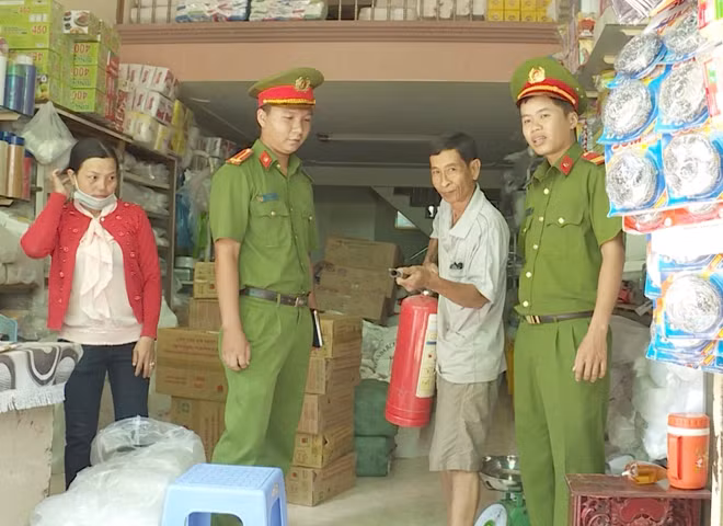 Cảnh sát PCCC Công an TP Cần Thơ, kiểm tra an toàn PCCC một cơ sở kinh doanh các vật liệu dễ cháy trên địa bàn quận Ninh Kiều.