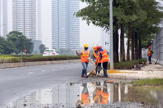 Mặc dù đã được chính thức thông xe nhưng các công nhân vẫn đang tiếp tục công tác dọn dẹp vệ sinh trên toàn bộ tuyến đường.