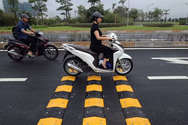 Gờ giảm tốc được lắp đặt trên tuyến đường Nguyễn Văn Huyên kéo dài
