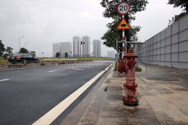 Trụ nước cứu hỏa được lắp đặt dọc tuyến đường.