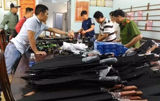 Cán bộ, chiến sĩ Công an kiểm đếm các loại hung khí thu giữ tại hiện trường.