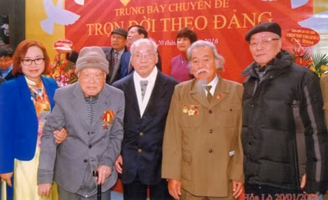 Tác giả (thứ hai từ phải sang) tại Lễ khai mạc trưng bày chuyên đề “Trọn đời theo đảng” do sở VHTT TP Hà Nội - Ban quản lý di tích nhà tù Hỏa Lò tổ chức, ngày 20-1-2016.