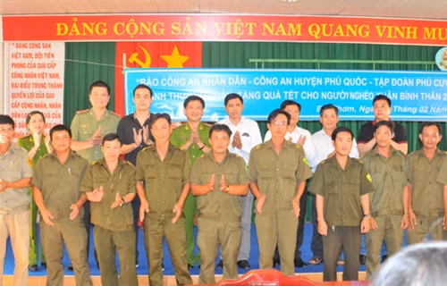 Đại diện Báo CAND, đại diện Mạnh thường quân và Đại tá Nguyễn Thanh Nhanh tại lễ trao quà cho lực lượng nồng cốt trong phong trào toàn dân bảo vệ ANTQ xã Gành Dầu và xã Bãi Thơm.
