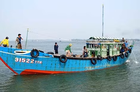 Tàu cá ngư dân Thừa Thiên - Huế xuất bến vươn khơi vào dịp cuối năm.