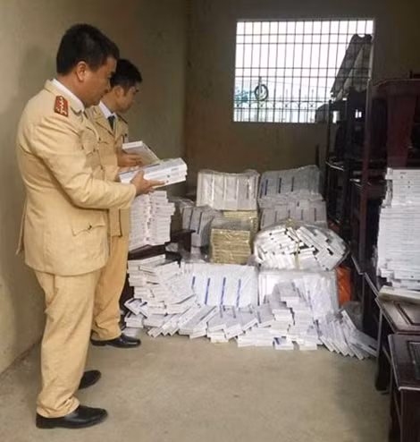 Lực lượng Cảnh sát giao thông đang kiểm tra số thuốc lá nhập lậu.
