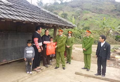 Lãnh đạo Công an huyện Mộc Châu đến thăm, tặng quà, chúc Tết đồng bào dân tộc Mông tại tiểu khu Pa Khen, thị trấn Nông trường Mộc Châu.