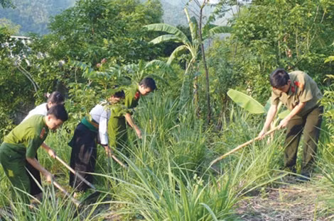 CBCS Công an huyện Mường Lát giúp dân sản xuất, phát triển kinh tế.