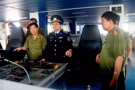 Thiếu tướng Nguyễn Văn Sơn, Phó Tổng cục trưởng Tổng cục Chính trị CAND cùng đoàn công tác thăm tàu CSB 8002.