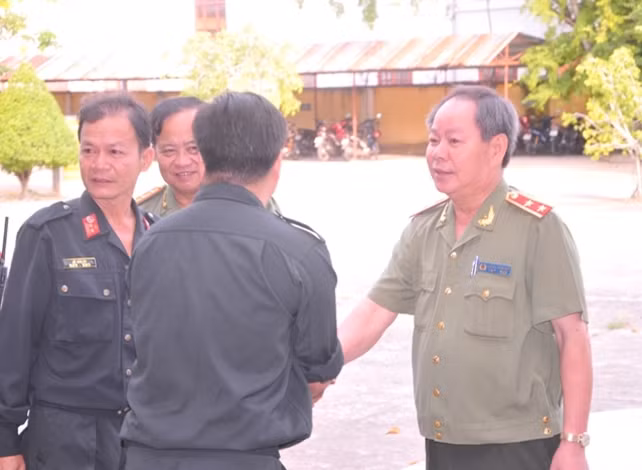 Trung tướng Nguyễn Thanh Nam thăm hỏi, động viên cán bộ chiến sĩ Tiểu đoàn CSCĐ số 2.