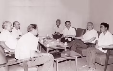 Bộ trưởng Trần Quốc Hoàn làm việc với đặc phái viên Ủy ban An ninh quốc gia Liên Xô, tháng 3 năm 1973.