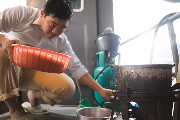 Mỗi ngày, một chiến sĩ được phân công đi chợ và nấu cơm cho các bữa ăn của đội tàu.
