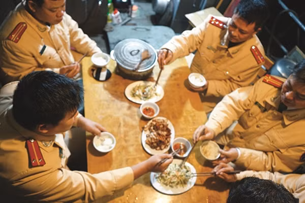 Do đều tự nấu nên mỗi bữa ăn đều rất đơn giản để có thời gian nghỉ ngơi trước khi ca trực bắt đầu.
