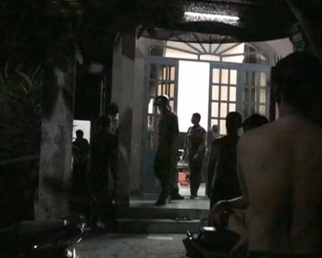 Công an kiểm tra hiện trường cơ sở tẩu tán bột ngọt giả.