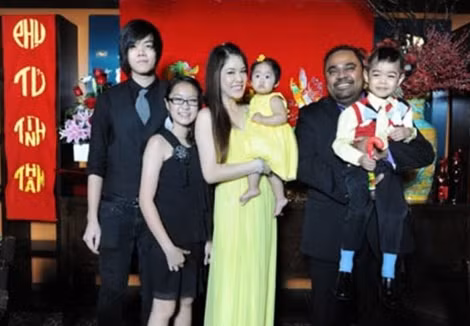 Ca sĩ Thu Phương hạnh phúc cùng các thành viên trong gia đình.