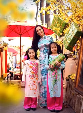 Người mẫu Thúy Hạnh và các con du xuân đầu năm.