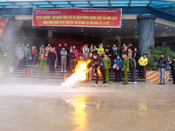 Người dân tham gia thực hành diễn tập chữa cháy.