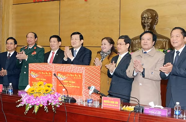 Chủ tịch nước Trương Tấn Sang trao quà Tết tặng tỉnh Nghệ An. Ảnh: TTXVN.