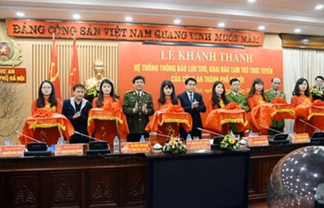 Thiếu tướng Nguyễn Đức Chung, Chủ tịch UBND TP Hà Nội cắt băng khánh thành hệ thống khai báo lưu trú trực tuyến.