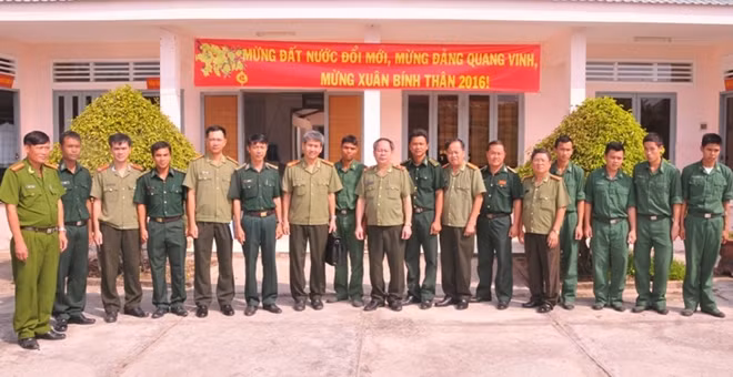 Đoàn công tác của Tổng cục chính trị CAND chụp ảnh lưu niệm cùng Đồn biên phòng Trường Long Hòa.