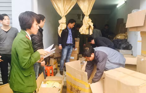 Lực lượng chức năng đang thu giữ TPCN do Hoàng Thị Hồng Liên làm giả.