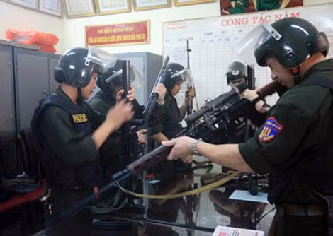 Các trinh sát đặc nhiệm Hà Nội chuẩn bị vũ khí lên đường làm nhiệm vụ.