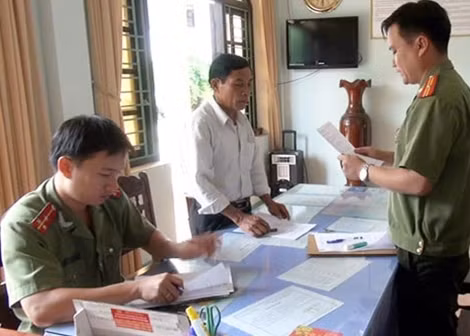 Cơ quan điều tra tống đạt quyết định khởi tố đối với ông Đoàn Quốc Dũng.