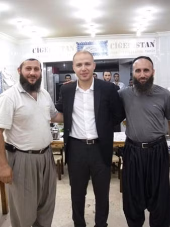 Bilal Erdogan (giữa) gặp gỡ 2 “đối tác” nghi là thành viên IS để bàn “việc làm ăn”.