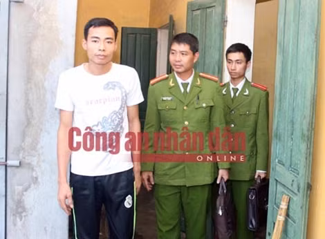 Lực lượng Công an dẫn giải đối tượng Nguyễn Quang Tiền.