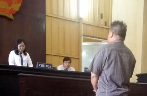 Bị cáo Lộc đang nghe tuyên án.