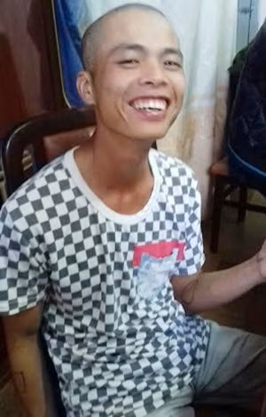 Đối tượng Trần Thế Hậu vẫn nở nụ cười tươi sau khi thực hiện hành vi tội ác.