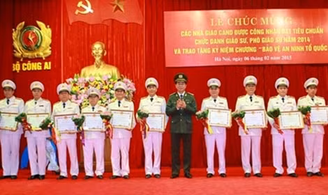 Sĩ quan công an là giáo sư, phó giáo sư, tiến sĩ, chuyên gia cao cấp được kéo dài thời hạn phục vụ từ 5 đến 10 năm.