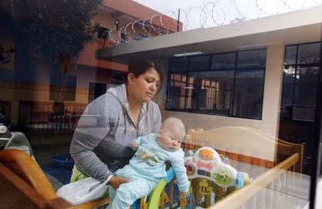 Phụ huynh chăm sóc con trẻ tại nhà tù Los Hornos, Argentina.