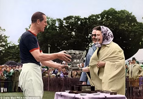 Hai vợ chồng Nữ hoàng vui vẻ trong một trận polo năm 1966.