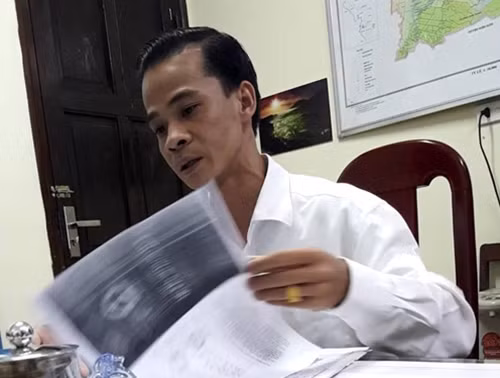 Ông Cao Xuân Tường – Phó Giám đốc Văn phòng Đăng ký quyền SDĐ: "Mặc dù giấy có tên chung là “Giấy chứng nhận quyền SDĐ, quyền sở hữu nhà và tài sản khác gắn liền với đất. Nhưng vì trong hợp đồng công chứng không có nội dung công chứng chuyển quyền sở hữu nhà ở nên trong sổ đỏ của ông Bột chúng tôi không ghi nội dung sở hữu nhà”.
