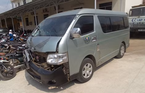 Chiếc xe của nhà xe Việt Thanh đang bị tạm giữ tại Công an huyện Ea Kar.