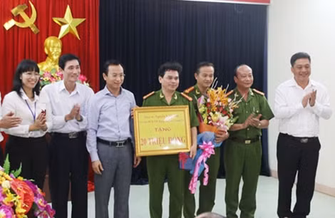 Bí thư thành ủy Nguyễn Xuân Anh thưởng nóng 20 triệu đồng cho lực lượng Công an quận Ngũ Hành Sơn vì thành tích nhanh chóng triệt phá “lò” sản xuất cỏ Mỹ quy mô lớn nhất miền Trung.