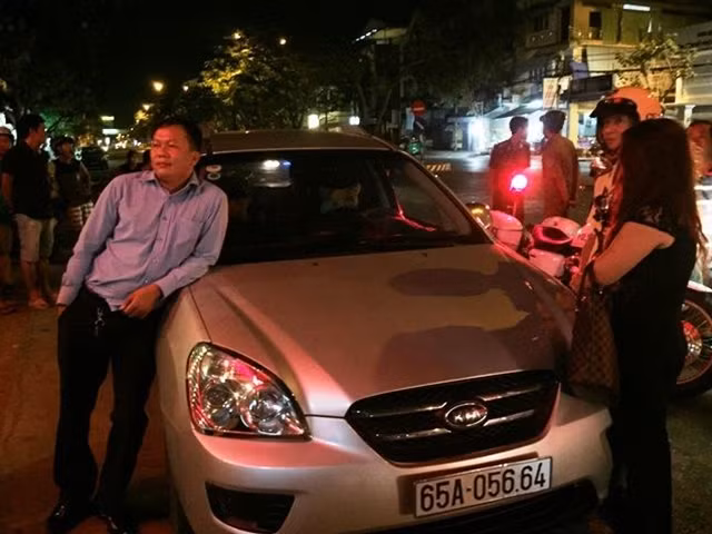 Sau khi "cố thủ" trong khách sạn để tắm rửa, nằm nghỉ 30 phút, người đàn ông này mới chịu xuống làm việc.