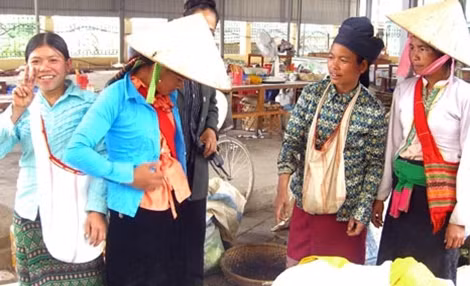 Đi chợ Mường Thanh.