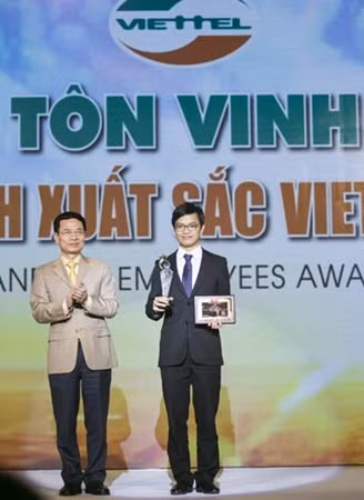 Anh Phạm Đức Toàn tại lễ tôn vinh điển hình xuất sắc của Viettel.