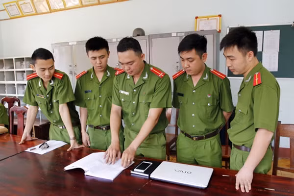 Trung úy Hoàng Minh Nhật (giữa) cùng đồng đội lên kế hoạch phá án.