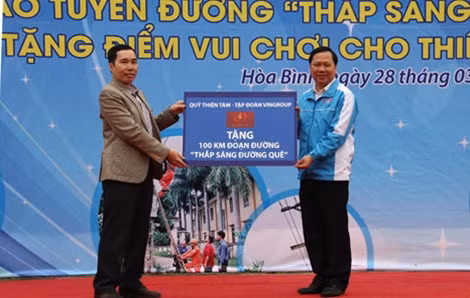 Quỹ Thiện Tâm trao biển tượng trưng cho Trung ương Hội LHTN Việt Nam.