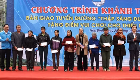 Đồng chí Nguyễn Phi Long, Chủ tịch Hội LHTN Việt Nam trao 10 suất quà tặng hộ dân có hoàn cảnh khó khăn.