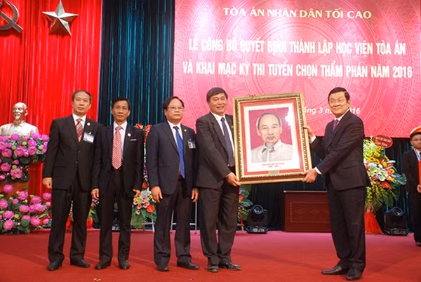 Chủ tịch nước Trương Tấn Sang tặng quà lưu niệm cho Học viện Tòa án.