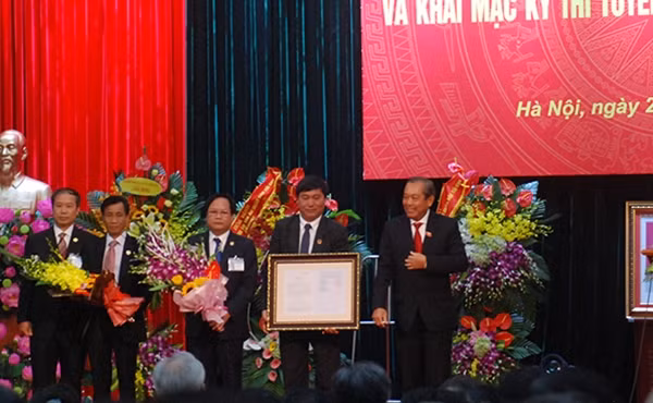Đồng chí Trương Hòa Bình, Ủy viên Bộ Chính trị, Chánh án TAND tối cao trao quyết định thành lập Học viện Tòa án.