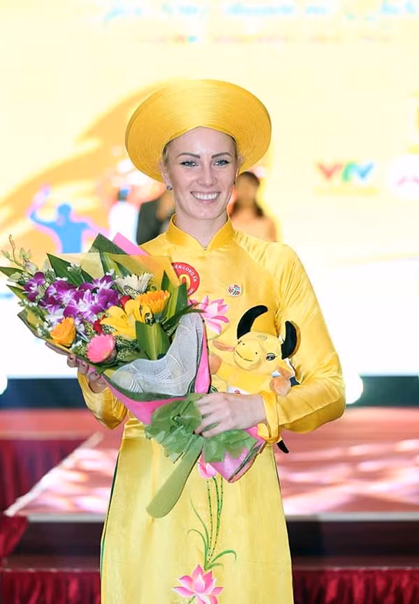 Miss áo dài giành cho thí sinh nước ngoài. Ảnh Phương Nghi.
