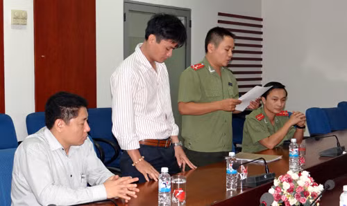 Cơ quan An ninh điều tra Bộ Công an công bố Quyết định khởi tố bị can đối với Lê Trí Tình (đối tượng áo kẻ sọc trắng đứng thứ 2 bên trái ảnh).