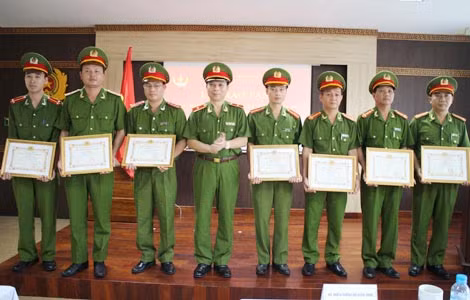 Thiếu tướng Nguyễn Dĩnh, Cục trưởng Cục Cảnh sát truy nã tội phạm trao thưởng cho các tập thể, cá nhân có thành tích xuất sắc.