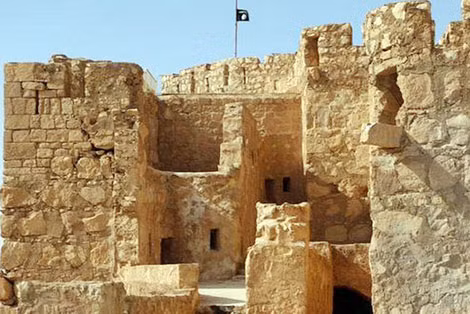 Lá cờ của IS được cắm trên một lâu đài cổ ở thành phố Palmyra, Syria. Ảnh: AP.